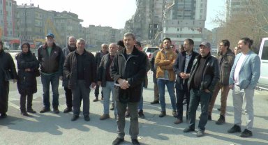 Yıkılan binanın sakinleri yardım bekliyor