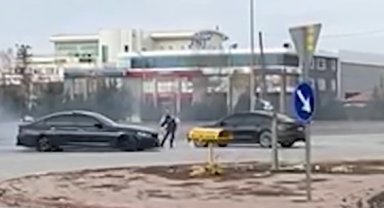 Yol ortasına park ettikleri otomobil etrafındaki drift terörü kamerada