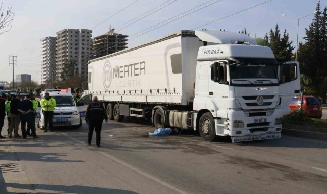 Yolun karşısına geçmek isterken tırın altında kalan kişi öldü
