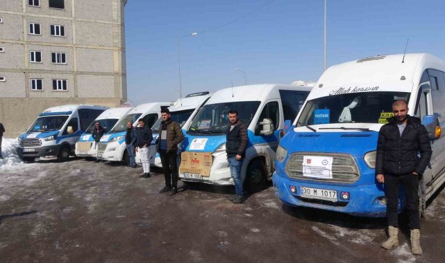 Yüksekova'daki minibüsçüler bir günlük kazançlarını depremzedelere bağışladı