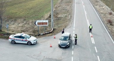 Aksaray'da trafik jandarması trafiği havadan denetliyor
