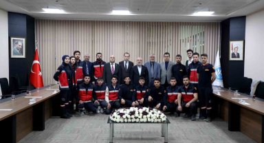 Arama kurtarma çalışmalarına katılan öğrencilerden Rektör Karamustafa'ya ziyaret