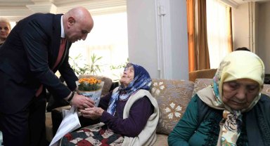 Başkan Altınok, Huzurevindeki anaların dualarını aldı