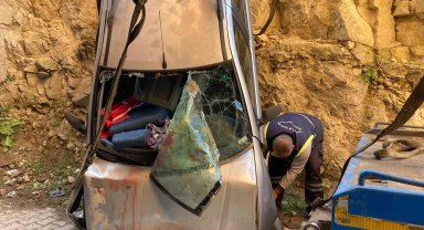 Başkentte otomobil bina boşluğuna uçtu: 5 yaralı