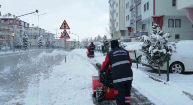 Belediye'nin karla mücadelesi devam ediyor