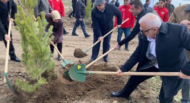 Bu sefer fidanlar deprem şehitleri için dikildi