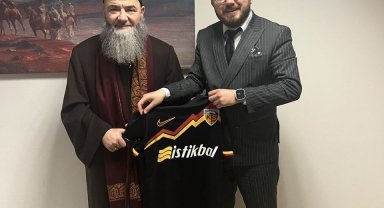 Cübbeli Ahmet Hoca'ya Kayserispor forması hediye edildi