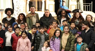 Depremzede aileler ve çocuklar tiyatro ile moral buldu