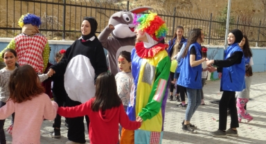Depremzede çocuklar doyasıya eğlendi