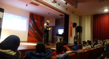Depremzede çocuklar Hacivat Karagöz Oyunu ile keyifli vakit geçirdi