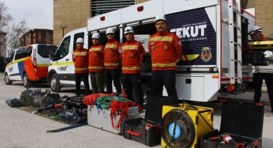 Enkazdan 40 kişiyi kurtaran CEKUT ekipleri yaşadıklarını anlattı