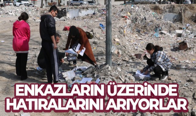 Enkazların üzerinde hatıralarını arıyorlar