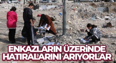 Enkazların üzerinde hatıralarını arıyorlar