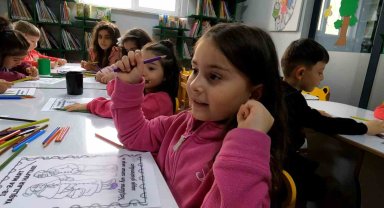Erkilet Kütüphanesi'nde minikler Yaşlılara Saygı Haftası etkinliği düzenledi