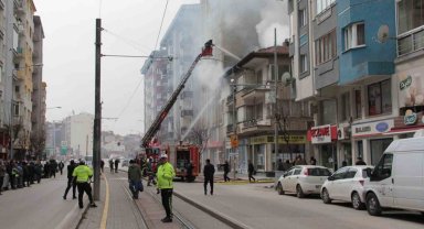 Eskişehir'de 2 katlı binada çıkan yangın paniğe neden oldu