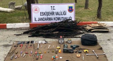 Fabrikaya giren hırsızlar çaldıkları malzemelerle birlikte yakalandı
