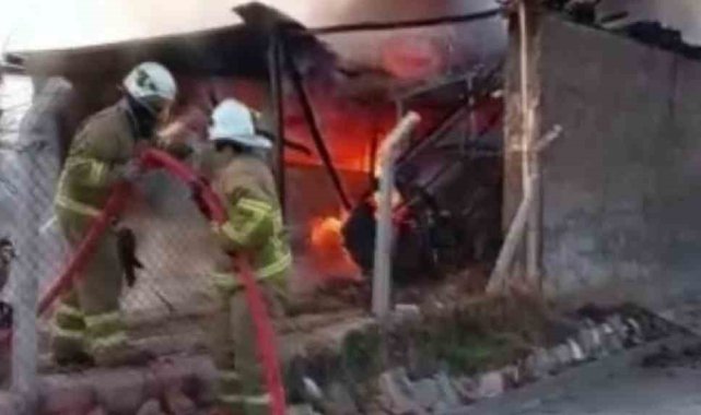 Garajda çıkan yangında traktör ve minibüs küle döndü