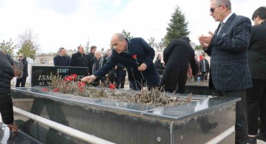Gazeteci İsmail Güneş kabri başında anıldı