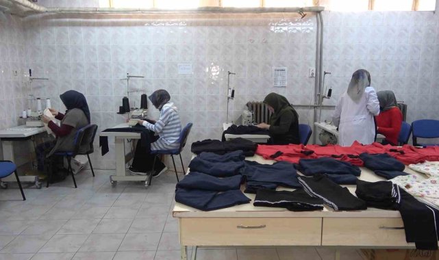 Gönüllü kadınlar depremzedeler için kıyafet üretiyor