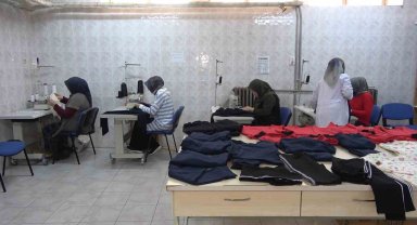 Gönüllü kadınlar depremzedeler için kıyafet üretiyor