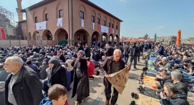 Hacı Bayram Veli Camii'nde binlerce vatandaş, depremde vefat edenlere dua etti