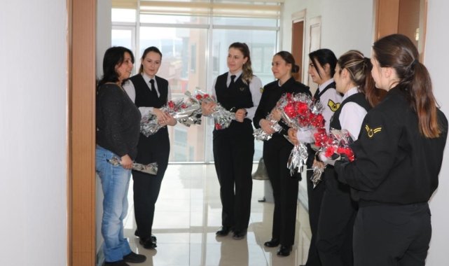 Jandarma ekipleri depremzede kadınların Kadınlar Günü'nü kutlandı