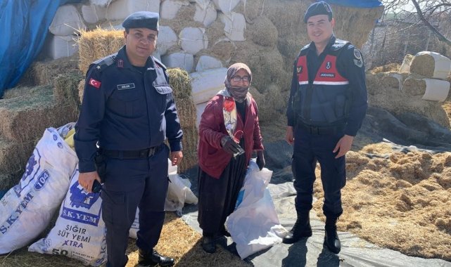 Jandarmadan kadınlara 8 Mart karanfili