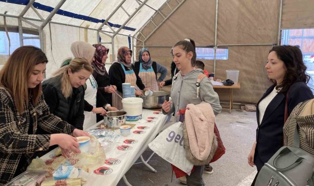 Kadınlar tek yürek oldu, depremzedeler için yardım panayırı düzenledi