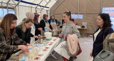 Kadınlar tek yürek oldu, depremzedeler için yardım panayırı düzenledi