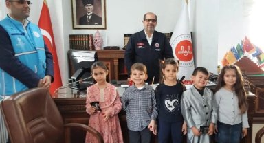 Karaman'da minikler kumbaralarını depremzedelere bağışladı