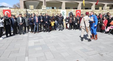 Karatay'ın "Bir Destandır Çanakkale" tiyatro gösterisi yoğun ilgi görüyor