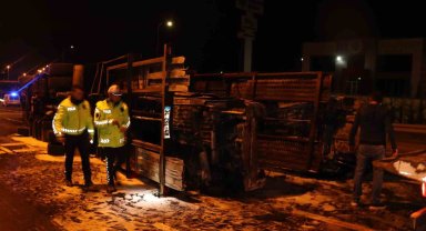 Kayseri'de feci kaza: Yanan tırın sürücüsünü polis kurtardı