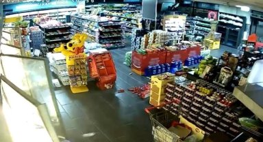 Kayseri'deki deprem kamerada: Raflardaki ürünler yere saçıldı