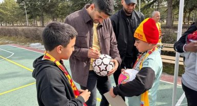 Kayserisporlu futbolcular, depremzede çocukların yüzünü güldürdü