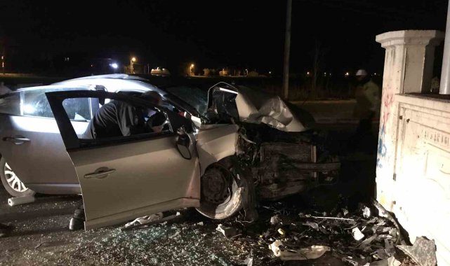 Kontrolden çıkıp duvara çarpan otomobilin sürücüsü hayatını kaybetti