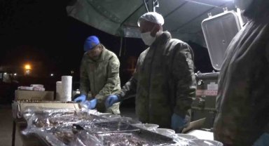 Mehmetçik Berat Kandili'nde vatandaşlara tatlı ikram etti
