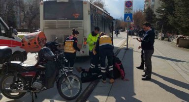Motosikletli kurye otobüse arkadan çarptı