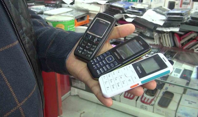 Sadece asker ve yaşlılar alıyordu: Tuşlu telefonlar depremlerin ardından yeniden değer kazandı