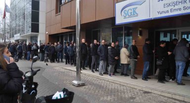SGK'nın önünde EYT kuyruğu