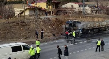 Tır alev alev yandı, sürücü kendini kurtardı