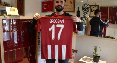 UEFA formasına yaptığı özel tespihle teşekkür etti