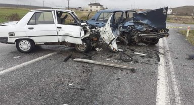2 otomobilin kafa kafaya çarpıştığı kazada 1 kişi hayatını kaybetti
