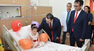 23 Nisan´ı Hastanede Karşılayan Miniklere Sürpriz Ziyaret