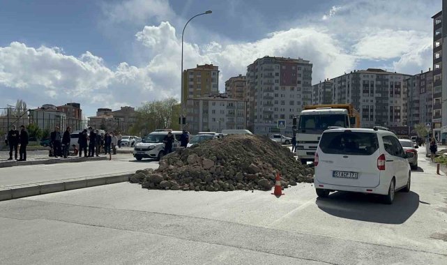 'Arsa benim' dedi, kum döktürüp yolu kapattı