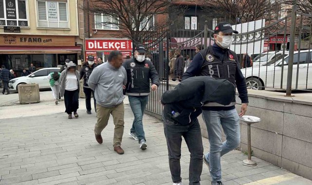 5 buçuk kilogram uyuşturucu madde ile yakalandılar