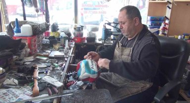 50 yaşındaki top tamircisi 35 senedir aynı mahallede çocukların yüzünü güldürüyor
