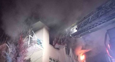Alevlerin sardığı ev kullanılamaz hale geldi