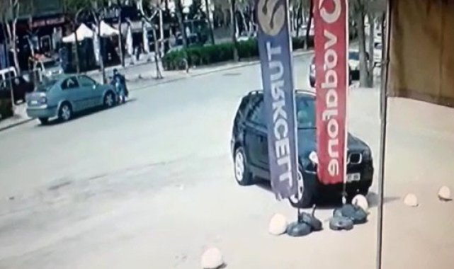Anne ve bebek arabasındaki çocuklara otomobil çarptı