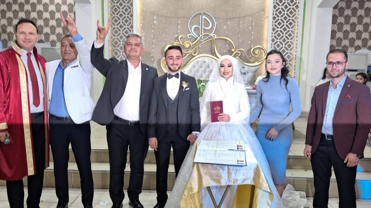 Atilla Zorlu hastalara moral ziyareti, nikâhlara şahitlik yaptı