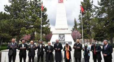 Bakan Akar, Özhaseki ve Büyükkılıç'tan Kartal Şehitliğine ziyaret